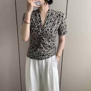 AMMIN 2025 summer new fashion pleated and spliced V-neck design short-sleeved stretch mesh T-shirt is a Korean-style casual large-sized retro letter print elegant blouse