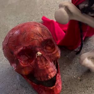 Halloween haunted house decorations props skull with wire bloody skull model scene props broken bone decorations