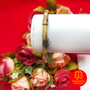 กำไลงานทองเหลืองโบราณ ตัดลายห้อยกระพรวน แบบคลิปล็อค งานดิบไม่ได้ชุบ เส้นผ่านศูนย์กลาง 5.6 ซม.ทองเหลืองแท้ ใส่อาบน้ำได้