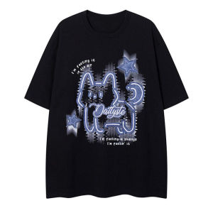 T-Shirt Wanita Lengan Pendek Motif Kucing Kartun & Huruf - Katun Adem Premium 2025 Desain Lurus Bahu Oversize Slim Fit Baju Kekinian Gaya Korea Sweet & Chic Gaya Xiaoxiangfeng Kaos Korea Untuk Hangout Santai Nyaman & Manis Ukuran Besar Gratis Ongkir