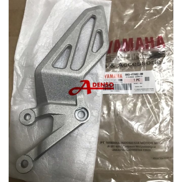 R15 VVA 2019 V3 R15 BRACKET 2 , FRONT FOOTREST STAY LH (YAMAHA100