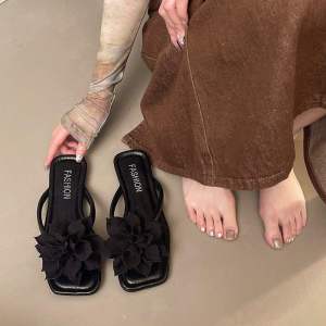 [Free Shipping] Beach vacation style floral flip-flops for women 2026 flat sandals for outdoor wear non-slip beach shoes for summer