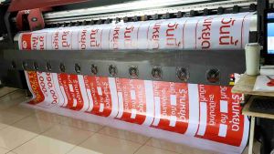 ป้ายไวนิล รับสมัครงาน สีสวย ทนแดด ทนฝน เจาะตาไก่ฟรี