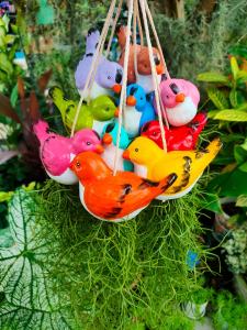 ตุ๊กตาเซรามิค ตุ๊กตาเคราฤาษี นก กระจิบ (จำนวน 1 ชิ้น) คละสี พร้อมเชือก ไม่มีต้นไม้