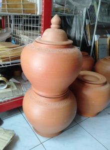 โอ่งดิน โอ่งโบราณสุโขทัย ใส่น้ำได้ประมาณ 7-10 ลิตร รับประกันระหว่างขนส่ง แตกร้าว เคลมให้ใหม่ฟรี