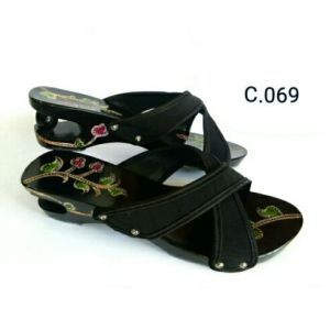 SANDAL KELOM ETNIK UKIR TALI SILANG HAK TELOR 5 CM