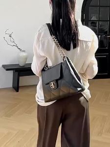 Fashionable and versatile womens shoulder bag high-end European and American metal chain womens