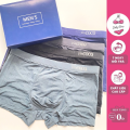 Bộ 4 quần sịp đùi nam MENS với các lỗ thông hơi tạo cảm giác thoải mái, thoáng mát khi mặc. 