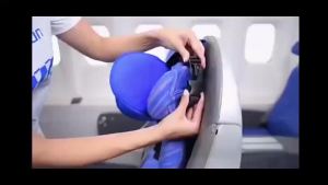 Mặt nạ che mắt 3D chống ánh sáng tích hợp nhiều chức năng giúp ngủ ngon trên máy bay nhẹ và tiện dụng là phụ kiện lý tưởng cho những chuyến bay dài.