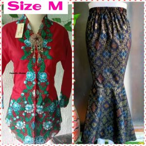 SIZE M STELAN DUYUNG (KEBAYA+ROK) KEBAYA KATUN BORDIR KRAH V LENGAN 7/8 LD MAX 96 CM BB 40 – 55 KG BISA PAKAI BLM TERMASUK BROSS FASHION. ROK MODEL DUYUNG Bahan BSY foil. Bahan halus lembut tidak kaku terkesan jatuh tidak mengkilap tidak mudah kus