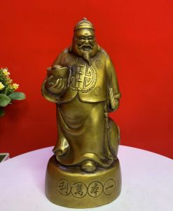Tượng phong thuỷ Ông Quản Gia cầm thỏi vàng chất liệu bằng đồng vàng MS695
