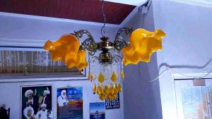 Lampu gantung ruang tamu cabang kap tulip lima lampu