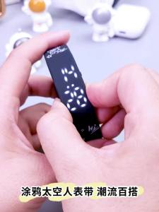 智能手环电子表女初高中学生男孩多功能运动充电儿童手表震动闹钟参考知识 个性指令 深度思考 30/5000  AI翻译 Reference knowledge personality instructions deep thinking 30/5000 AI translation translation AI big model translation Smart bracelet electronic watch for girls junior and senior high school