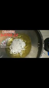 CIRAMBAY KHAS TASIKMALAYA\\n\\n Apa Itu Cirambay?\\n\\nCirambay adalah produk tradisional Indonesia yang berasal dari Tasikmalaya, Jawa Barat. Makanan ini terdiri dari mie, sambel, dan penyedap yang unik dan menggugah selera.\\n\\n Sejarah Cirambay\\n\\nSejarah Cirambay dapat ditelusuri sejak abad ke-19, ketika orang-orang dari Tiongkok datang ke Tasikmalaya membawa resep mie mereka. Mereka kemudian beradaptasi dengan bahan-bahan lokal dan menciptakan Cirambay seperti yang kita kenal saat ini.\\n\\n Komposisi Mie, Sambel, Penyedap\\n\\nKomposisi utama Cirambay meliputi:\\n\\n- **Mie**: Mie Cirambay dibuat dari tepung terigu berkualitas tinggi dan air. Proses pembuatan mie meliputi pencampuran bahan-bahan, penepungan, dan penggilingan hingga bentuk seperti yang kita lihat saat ini.\\n\\n- **Sambel**: Sambel Cirambay dibuat dari cabai merah, bawang putih, bawang merah, dan bumbu-bumbu lainnya. Rasa pedas dan manis dari sambel ini sangat khas dan menggugah selera.\\n\\n- **Penyedap**: Penyedap Cirambay dibuat dari kerang-kerangan laut, yang memberikan rasa gurih dan lezat pada makanan ini.\\n\\n Cara Menikmati Cirambay\\n\\nCirambay dapat dinikmati dengan cara yang berbeda-beda, tergantung selera konsumen. Berikut ini adalah langkah-langkah memasak Cirambay:\\n\\n1. Rebus mie Cirambay hingga matang.\\n2. Campurkan sambel dan penyedap ke dalam mie yang sudah direbus.\\n3. Aduk rata dan sajikan.\\n\\n Variasi Rasa Cirambay\\n\\nSelain rasa asli, Cirambay juga memiliki variasi rasa lainnya, seperti:\\n\\n- **Rasa Pedas**: Cirambay dengan sambel yang lebih pedas.\\n- **Rasa Manis**: Cirambay dengan sambel yang lebih manis.\\n- **Rasa Gurih**: Cirambay dengan penyedap yang lebih gurih.\\n\\n Cirambay sebagai Souvenir Kuliner\\n\\nCirambay merupakan souvenir kuliner yang unik dan menggugah selera. Berikut ini adalah alasan mengapa Cirambay cocok sebagai souvenir:\\n\\n- **Unik**: Cirambay memiliki cita rasa yang unik dan berbeda dari makanan khas lainnya.\\n- **Menggugah Selera**: Rasa pedas, manis, dan gurih dari Cirambay sangat menggugah selera.\\n- **Praktis**: Cirambay dapat disimpan dalam wadah yang praktis dan mudah dibawa ke mana-mana.\\n\\n Tempat Mendapatkan Cirambay di Tasikmalaya\\n\\nBerikut ini adalah beberapa tempat mendapatkan Cirambay di Tasikmalaya:\\n\\n- **Warung Tradisional**: Cirambay dapat ditemukan di warung-warung tradisional di Tasikmalaya.\\n- **Kios Online**: Cirambay juga dapat dipesan melalui kios online yang menjual makanan khas Tasikmalaya.\\n\\n Ciri Khas Makanan Khas Tasikmalaya\\n\\nCirambay memiliki ciri khas yang berbeda dari makanan khas lainnya di Tasikmalaya. Berikut ini adalah perbedaan Cirambay dengan makanan khas lainnya:\\n\\n- **Bahan-Bahan**: Cirambay terbuat dari mie, sambel, dan penyedap, sedangkan makanan khas lainnya di Tasikmalaya menggunakan bahan-bahan yang berbeda.\\n- **Cita Rasa**: Cirambay memiliki cita rasa yang unik dan menggugah selera, sedangkan makanan khas lainnya di Tasikmalaya memiliki cita rasa yang berbeda.\\n\\n Nilai Budaya Cirambay bagi Masyarakat Tasikmalaya\\n\\nCirambay memiliki nilai budaya yang tinggi bagi masyarakat Tasikmalaya. Cirambay bukan hanya makanan, tetapi juga simbol keunikan dan keberagaman budaya di Tasikmalaya. Cirambay juga merupakan bagian dari identitas masyarakat Tasikmalaya dan merupakan warisan budaya yang harus dilestarikan.\n}