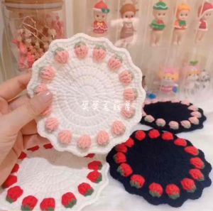 Miếng lót ly decor hoạ tiết trái dâu handmade bằng len xinh xắn