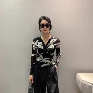 Yimei Áo thun lưới đàn hồi cổ chữ V đính đinh tán phiên bản Hàn Quốc cho nữ áo tay dài khí chất in họa tiết công nghiệp nặng mới mùa xuân và mùa thu 2026