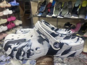 Crocs Classic Clog //Buy 1Pair Free 2 Jibbits=50฿// รองเท้าแตะ รองเท้าหัวโตเบ่านี่ม รองเท้าลำลอง รองเท้าผู้ชาย รองเท้าครอส์ผู้หญิ่ง