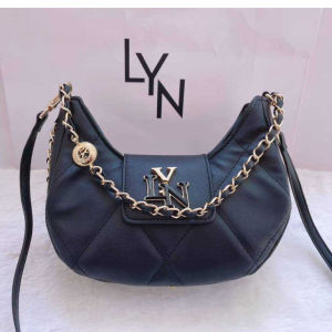 ใหม่  กระเป๋าคล้องไหล่ LYN งานสายโซ่สลับหนังทรงพอช งานหนังเเละผ้าทวิต 2025 มี 5 สี ขนาด 9  นิ้ว 23 x 6.3 x 17.4 cm. พร้อมส่ง รุ่นฮิต