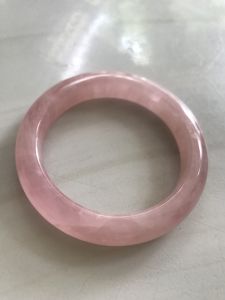 Vòng Thạch Anh Hồng Tự Nhiên Bản Hẹ Mới đẹp Ni 52mm Cao 11mm Dầy 8mm Màu Hồng xinh bóng đẹp Nữ mệnh Hỏa mệnh Thổ tay nhỏ đeo 45kg - 52 kg chỉ có 850k/1 chiếc ạ