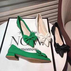 COD Tumit Kasar Kasut Tunggal Perempuan 2024 Tahun Baru Kulit Lembut Selesa Mulut Cetek Tumit Rendah Serasi Busur Kasut Kerja Mulut Tajam Yang Tidak Licin Sem