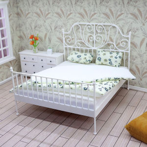 💥【Special price】💥UWO บ้านตุ๊กตา1 12จำลองเตียงยุโรปพร้อมหมอนที่นอนผ้าห่มตุ๊กตาบ้านเหล็กศิลปะเตียงคู่ห้องนอนเฟอร์นิเจอร์ตกแต่งของเล่น