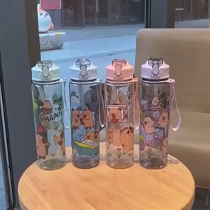 Botol Air Kanak Kanak Kartun Kapibara Penutup Tekan Sedut Tahan Lasak Comel Jernih Bertali Cup Minum Sekolah 800ml Kids Capybara Water Bottle Transparent Pop Up Cover Suction Hand Strap Anti Fall 儿童卡皮巴拉卡通透明弹盖吸嘴水杯手提带防摔水壶太空杯 H064