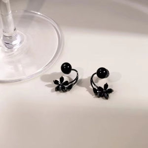 Niche Design Black Flower Dual-wear Stud Earrings High-grade Pearl Temperament Wild Light Luxury Earrings for Lady