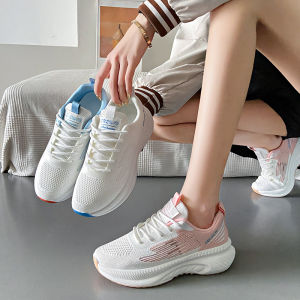 💖KAK SHOPZ💖รองเท้าสีขาวของผู้หญิง พื้นรองเท้าหนา รองเท้าวิ่งน้ำหนักเบา รองเท้ากีฬาถักระบายอากาศในฤดูร้อนที่ทันสมัยแบบผูกเชือก