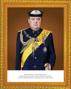 AGONG & PERMAISURI GOLDEN FRAME POTRAIT / CLEAR QUALITY PORTRAIT / POTRET Bingkai Kayu AGONG & PERMAISURI PERDANA MENTERI