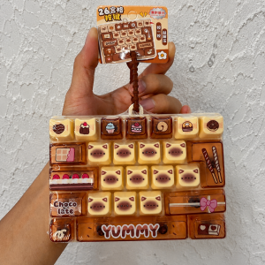 【Ready Stock】DIVATEN Cartoon Cat Keyboard Stress Relief Keychain 26 Keys Key Button Bookbag Pendant Cute Stress Relief Keyboard Squeeze Toy For AdultsTeenagersKid