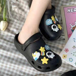 Xishop รุ่นแนะนำ รองเท้าแฟชั่น2023 รองเท้าแตะหัวโต💕 มีตัวติดนักบินอวกาศน่ารักๆแถมให้ คือคุ้มสุดๆ พื้นกันลื่นแน่นๆ น่ารักมะไหว🎉