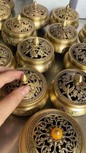 Bộ Lư xông trầm bằng đồng vàng chuẩn có đế hoa văn tinh sảo sắc nét