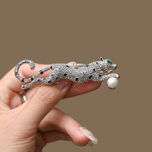JPTD Gold Silver Leopard Brooches Full Rhinestone Running Animal Brooches Jewelry Accessory Shining Leopard Brooch Pins Women Men