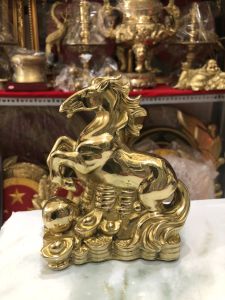 Tượng ngựa nằm trên tiền thuộc bộ 12 con giáp phong thủy