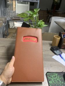 Bìa da menu khoét A4 nhỡ đủ màu kích thước 32x18cm