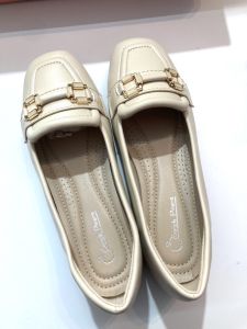 คัชชูหนังนิ่มคือรองเท้าที่ทำจากหนังคุณภาพดี มีความนิ่มและยืดหยุ่นใส่สบาย ไม่แข็งเหมือนหนังทั่วไป ช่วยให้การเดินสะดวกสบาย และมักมีดีไซน์ที่เรียบหรู