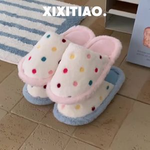 WY-XIXITIAO เสื้อลายจุดสีสันสดใสสำหรับผู้หญิงรองเท้าขนสัตว์ใส่สบายสำหรับฤดูใบไม้ร่วงและฤดูหนาวรองเท้าแตะผ้าฝ้ายปลายเท้าแบบอบอุ่นน่ารักทันสมัย