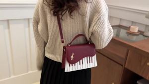 Fashion Trend Small Handbag 2025 Winter New Retro Versatile Niche Simple Casual Commuter Crossbody Bag