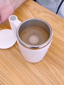2025 แก้วกาแฟไฟฟ้าแบบหมุนได้ ชาร์จใหม่ได้ ขี้เกียจ อัตโนมัติ สแตนเลส หมุนได้ แม่เหล็ก สมาร์ทสำหรับสำนักงาน