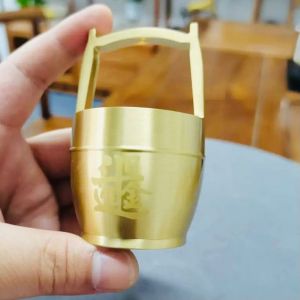 一桶金招财摆件工艺品全铜器小水桶办公室招财黄铜制品客厅祈福发财桶开业礼物 A Bucket of Gold Fortune Making Ornaments Handicrafts All Bronze Small Bucket Office Fortune Making Brass Products Living Room Blessing Fortune Making Bucket Opening Gift