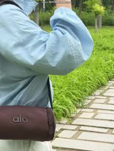 Alo Yoga Barrel Crossbody Bag Waterproof NylonSports Sling Bag Lightweight Cylinder Shoulder Bag For Gym Travel Daily Outdoor Women