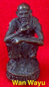 รูปหล่อหลวงพ่อคูณนั่งยอง สูบบุหรี่ วัดบ้านไร่ ่จังหวัดนครราชสีมา