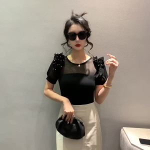 AMMIN เสื้อเบลาส์สำหรับผู้หญิงเสื้อเบลาส์แขนแขนสั้นคอกลมสไตล์เกาหลีเรียบง่ายพองขอบไม้ดีไซน์ดั้งเดิมฤดูใบไม้ผลิ2024สะดวกสบายหรูหรา