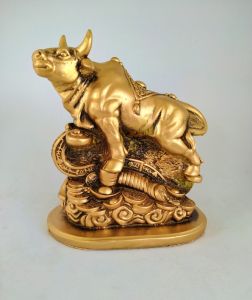 กระทิงทอง วัวทองบนกองเงินกองทอง งานปูนปั้นราศีปีวัว (ปีฉลู)  สีทองวินเทจ เสริมดวง ปรับฮวงจุ้ย ประดับบ้านห้องทำงาน