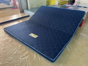 ที่นอนใยอัดแน่น ฟูกที่นอนพับครึ่งเก็บได้ ขนาด 6 ฟุต รุ่นหนา 4 นิ้วสินค้าจัดส่งคละลาย