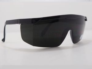 YAMADA แว่นตานิรภัย ป้องกันแรงกระแทกสูง UV400 ขาปรับสั้นยาวได้ มีเลนสีดำและสีเขียว