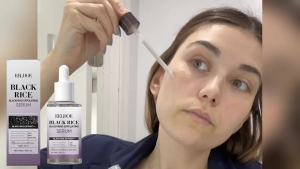 Serum tẩy tế bào chết từ gạo đen giúp làm sạch nhẹ nhàng chăm sóc lỗ chân lông làm mịn da cung cấp độ ẩm loại bỏ mụn đầu đen chứa PHA không gây bít tắc lỗ chân lông kết cấu nhẹ.