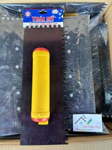 Bàn Xoa Răng Cưa 2 Cạnh 30x11cm..Để thi công keo dán gạch hồ vữa xây tô tạo rãnh hoặc trang trí.