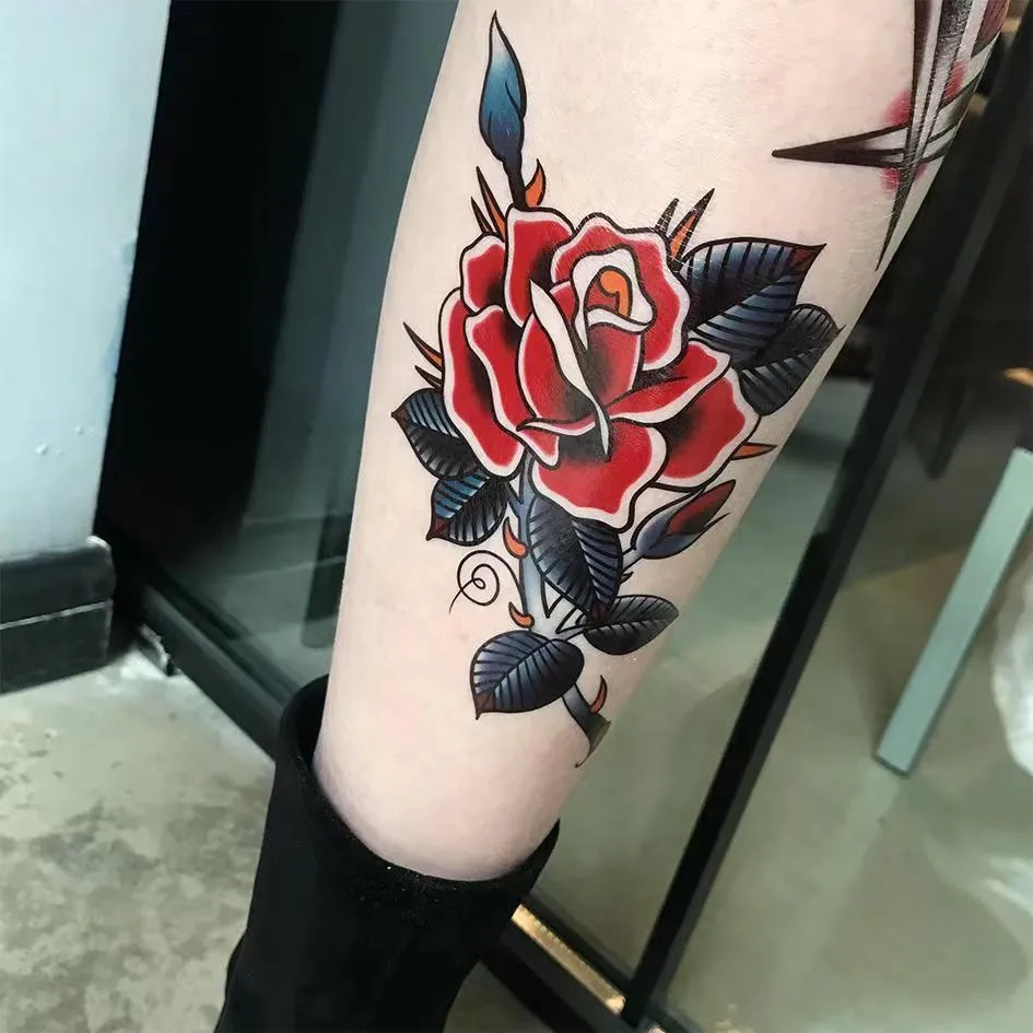 Hình xăm hoa hồng đỏ ở bắp tay cho nữ. - Tattoo Gà