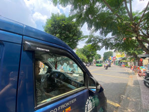 Vè che mưa xe tải VAN Thaco Frontier TF420V TF450V TF480V nhựa đen có sẵn keo dán ( giá 1 bộ 2 miếng).MST90